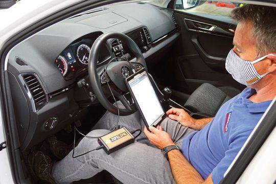 André Stenger und das freie Autohaus Huth nutzen seit rund einem Jahr das Angebot von Jifeline in Sachen Remote-Diagnose. Laufende Kosten entstehen nur bei konkreten Arbeiten, und die bietet das holländische Unternehmen zum Festpreis an.(Bild:  Dominsky/ »kfz-betrieb«)