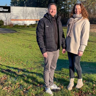 Christian Kuhlmann und Ines Platz aus der Aftersales-Leitung der Auto-Mattern-Gruppe am zukünftigen Nutzfahrzeug- und Wohnmobilzentrum in Bielefeld. (Bild: Mattern GmbH)