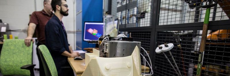 Die Ford Motor Company testet in ihrem Forschungs- und Innovationszentrum in Dearborn ab sofort 3D-Druck-Technologie im großen Maßstab. Zum Einsatz kommen "Infinite Build 3D-Drucker" von Stratasys.(Bild:  obs/Ford-Werke GmbH)