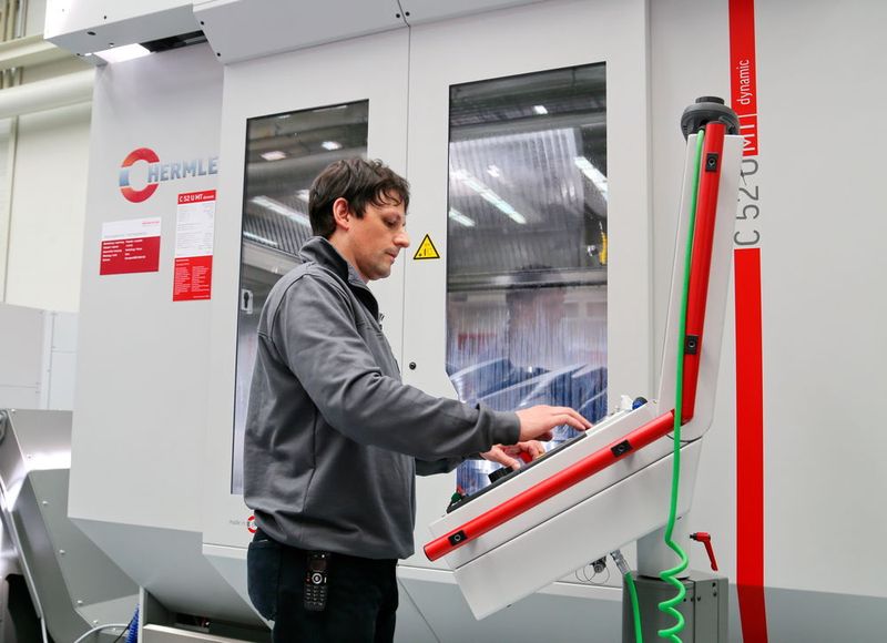 Das neu Bearbeitungszentrum C 250 auf der Hausausstellung – mit Bearbeitungsbeispiel aus der Fahrzeugtechnik: Rockerbox aus Toolox 33. (Bild: Anne Richter, SMM)