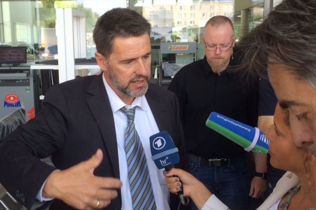 Über die Wirkungsweise informierte Baumot-Geschäftsführer Henning Middelmann. (Bild: Baeuchle / »kfz-betrieb«)