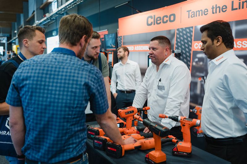 Ausgiebige Fachgespräche waren das Highlight für die 82 Aussteller der Schraubtec in LAndshut. (Tino Boecher)