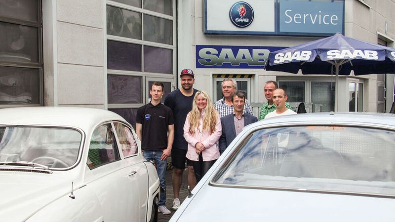Mannschaftsgeist: Jutta Ratzmann und ihr Mann (2. v.r.) mit Team und Fans bei der Jubiläumsfeier im Jahr 2017 – von rechts: Kevin Knapp-Wild (ehem. Auszubildender), Dario Istuk (ehem. Kfz-Mechaniker), Dieter Hartung (früherer Serviceleiter), Manfred Pobisch (Werkstatt Ruhestand), Gerard Ratzmann, Paolo Babosa (Karosseriebauer).  (Bild: Ratzmann-Automobile)