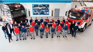 Zum 1. September 2025 haben 34 Nachwuchskräfte ihre Ausbildung beziehungsweise ihr Studium sowohl in den Gesellschaften der Iveco Group – IVECO Deutschland AG und EVCO GmbH – als auch bei der Magirus GmbH am Standort Ulm begonnen. Begrüßt wurden die neuen Auszubildenden von Sascha Breitscheidel, Head of Human Resources für die DACH-Region der Iveco Group, den Personalleitungen der drei Gesellschaften, dem Betriebsrat, den Ausbildungsmeistern der einzelnen Berufe sowie der Jugendvertretung. „Die Ausbildung junger Menschen ist für uns ein zentraler Baustein; mit insgesamt 141 Auszubildenden in allen Lehrjahren sichern wir die Zukunftsfähigkeit unserer Unternehmen“, sagte er.  (Bild: Iveco Group)