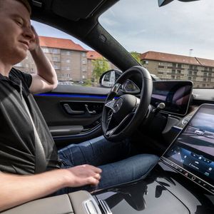 Entspannungsschläfchen auf der Autobahn sind noch nicht möglich.(Bild:  Mercedes-Benz AG)