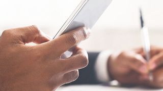 Behörden müssen ihre mobile Kommunikation absichern (Prostock-studio - stock.adobe.com)