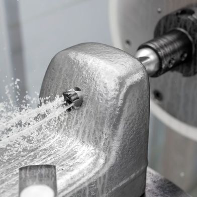 Der schwedische Zerspanungswerkzeug-Hersteller Sandvik Coromant hat für sein Wechselkopf-Bohrsystem Corodrill DE10 jetzt zwei weitere Geometrien zu bieten, die, wie es heißt, ohnehin schon breite Anwendungspalette, noch erweitern – etwa für Gusswerkstoffe ... (Bild: Sandvik Coromant)