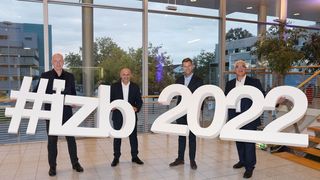 Offizielle Eröffnung der 11. Internationalen Zuliefererbörse (IZB) in Wolfsburg (v. l.): Josef Schulze Sutthoff, Leiter IZB bei der Wolfsburg AG, die beiden IZB-Schirmherren Murat Aksel, Chief Purchasing Officer Volkswagen Group, und Dennis Weilmann, Oberbürgermeister der Stadt Wolfsburg, sowie Wendelin Göbel, Sprecher des Vorstands der Wolfsburg AG. (Bild: Wolfsburg AG / Matthias Leitzke)