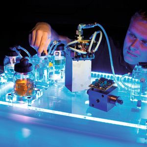 Bild 1: Die Messung der Ölqualität und der Partikelzahl erfolgt direkt online im Schmierstoffkreislauf.