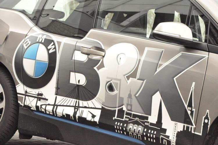 Das Firmen-Branding nutzt B&K für die Fahrzeugbeklebung. (Foto: Richter)