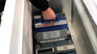 Für den Kaltstarttest kommen die Batterien erstmal in die Gefriertruhe. (Archiv: Vogel Business Media)