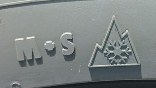Winterreifenkennzeichnung alt und neu: M+S-Kennung (links) und das nun gesetzlich vorgeschriebene Schneeflockensymbol (rechts).  (Bild: BRV)