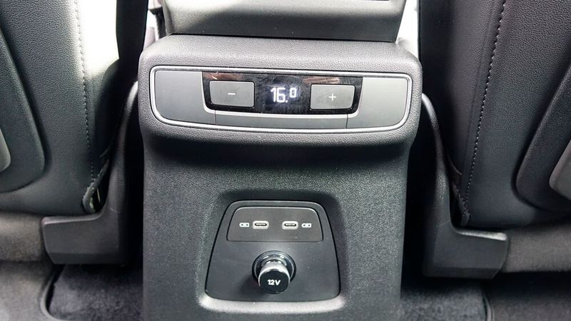 ... – eine im klassischen Zigarettenanzünderformat und zwei USB-C-Ports. Volkswagen ist ja flächendeckend auf USB-C umgeschwenkt, obwohl die meisten Handy-Ladekabel steckdosenseitig noch normale USB-A-Stecker haben. Händler sollten auf jeden Fall Adapter anbieten, das ist ein gutes Geschäft. (Bild: Rosenow – »kfz-betrieb«)