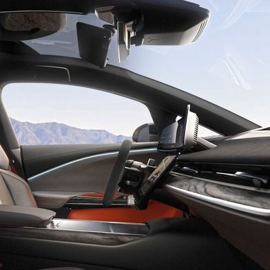 Beim Lucid Gravity reicht die Panorama-Frontscheibe fast bis über die B-Säulen. Laut deutschem Importeur erfordert der Scheibenwechsel eineinhalb Standard-Kleberkartuschen. (Bild: Lucid Germany)
