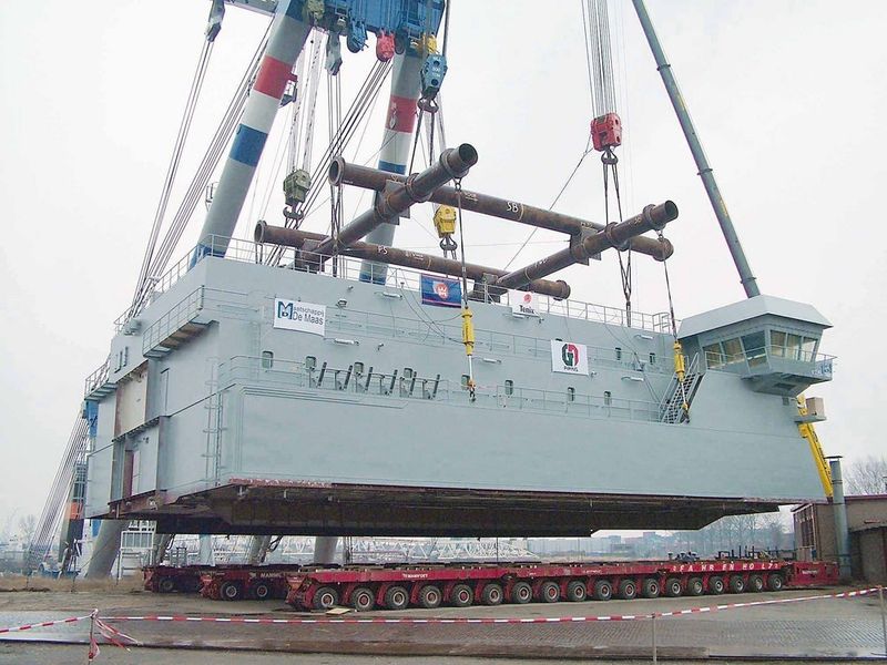 Der mehr als 600 t schwere Aufbau  ... auf seinem Weg zum im Bau befindlichen Multi Role Vessel, einem multifunktionalen Schiff für die neuseeländische Marine. (Archiv: Vogel Business Media)