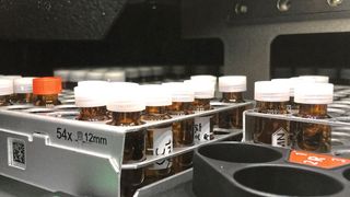 Abb. 1: Proben im Autosampler: Die Massenspektrometrie ermöglicht einen hohen Automatisierungsgrad. (Bild: © Katharina Hohenwallner)