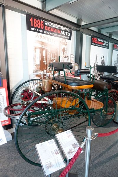 1886 meldete der Ingenieur Carl Benz (1844-1929) aus Mannheim ein „Fahrzeug mit Gasmotorenbetrieb“ zum Patent an. Es war das erste Automobil mit Benzinmotor. Aus heutiger Sicht stellt der Benz-Patentwagen die Basisinnovation für ein ganzes Verkehrssystem dar. Erstmalig wurde auch ein Differenzial eingesetzt (in der Riemenscheibe). Den größten Erfolg  hatten Benz-Motorwagen zunächst in Frankreich, das in den 1890er Jahren durch Marketing und Sport zum Trendsetter des automobilen Europas wurde. Zur lokalen Werbetour geriet immerhin eine Fahrt der Berta Benz, die mit ihren Söhnen 1888 zu einer ersten Fernfahrt im Automobil von Mannheim nach Pforzheim aufbrach.  (Bild: Dominsky – VCG)