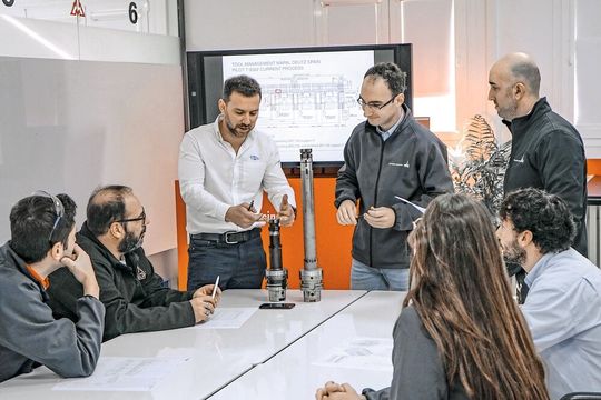 Im Team-Meeting erläutert der Mapal-Toolmanager die Bearbeitung mit der «HPR400 Reibahle» und die Unterschiede zum bisher verwendeten System. Stehend (v. l. n. r.): David Castaño (Tool­Manager, Mapal), Manuel Padilla Fernández (Manufacturing Engineering Manager, Deutz) und Rafael Salinas (Project Manager, Deutz).(Bild:  Mapal)