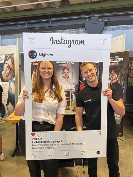 Sabrina Hanft und Niklas Piske 2024 als Azubi-Botschafter auf der Berufsfindungsmesse in Aichach. Heute arbeiten beide als Fachkräfte bei Stiglmayr. (Bild: Stiglmayr)