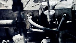 Giessen des schmelzenden Verbrauchsmaterials für den Rheocastingprozess. (Bild: Bühler)