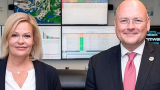 Noch im August hat Bundesinnenministerin Nancy Faeser sich bei BSI-Chef Arne Schönbohm über die Arbeit der Behörde informiert. Ein aktueller Termin wurde nun nach Enthüllungen des ZDF Magazin Royale kurzfristig abgesagt. (Bild: BSI)