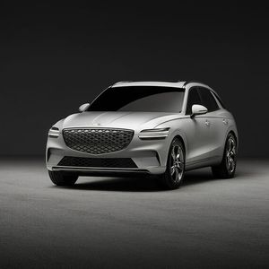 Optisch unterscheidet sich die Elecfrified-Version vom normalen GV70 durch eine geänderte Luftöffnung in der unteren Frontschürze.(Bild:  Genesis)