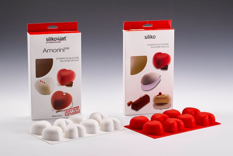 Die Silikonförmchen „Amorini“ stammen von Silikomart S.r.l. aus Italien (links), das Plagiat (rechts) wird durch Ningbo Globalway Industry & Trade Co. aus China vertrieben. Das Produktdesign ist 1:1 kopiert. Verpackungsdesign und der Name “Siliko” sind ebenfalls nahezu identisch und damit irreführend. (Bild: Aktion Plagiarius e.V.)