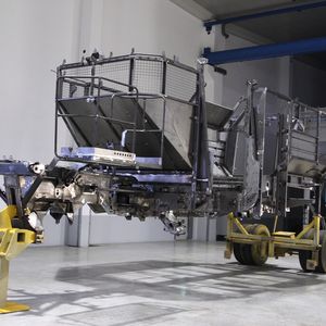 Landmaschinen-Gestelle dieser Art werden bei Ropa in einer neuen Anlage komplett gestrahlt.