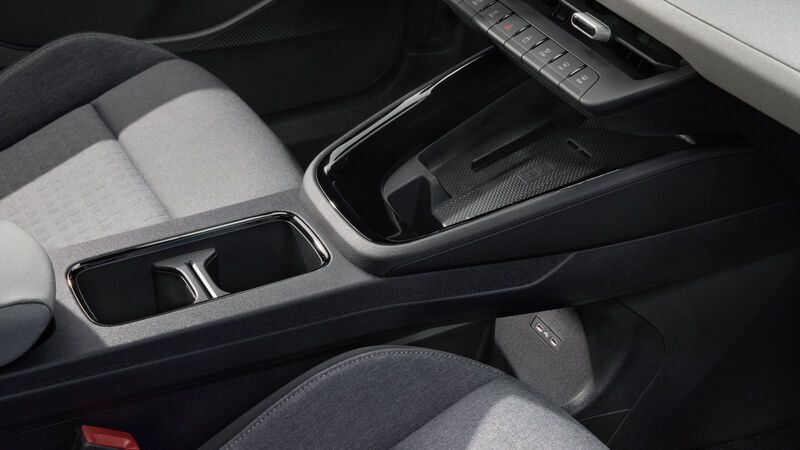 Die Skoda-Designer haben im Innenraum wieder an vielen Stellen Stauraum geschaffen. (Bild: Skoda / Ivo Hercik)