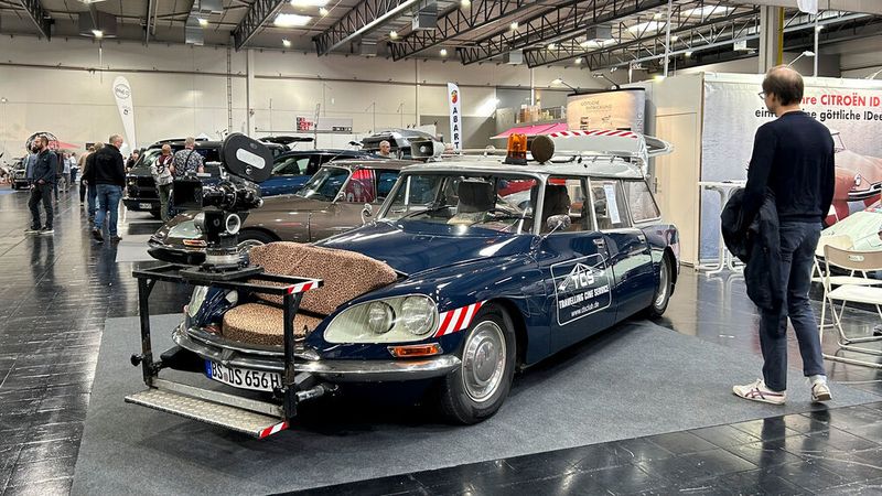 Dieser Citroën ID20 Break aus dem Jahr 1972 wurde vom DS-Club zu einem Kamerawagen umgebaut, der mit einem speziellen Radsatz auch auf Schienen fährt. (Bild: Diehl – VCG)