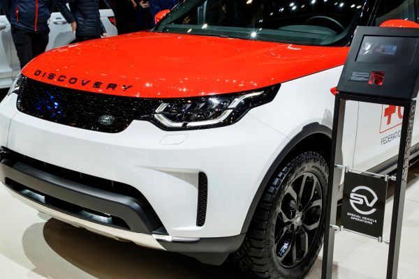 Auf dem Genfer Autosalon präsentiert Land Rover „einen zum Spezialfahrzeug für Not- und Katastropheneinsätze umgebauten Land Rover Discovery mit einer Drohne an Bord. (Land Rover)