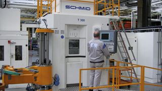 Zwei Taumelpressen haben bei VW gleich acht Fräszentren ersetzt und sie benötigen lediglich 5 statt 45 Sekunden für die Herstellung eines Kegelrades. Bild: Heinrich Schmid (Archiv: Vogel Business Media)