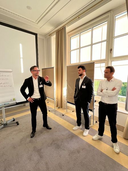 …sowie Simone Heitmann und Lutz Hohmann, Vorstand der PROFI AG, ausgetauscht. (Bild: Vogel IT-Akademie)