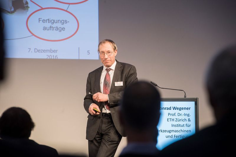 Prof. Dr. Wegener, ETH Zürich bei seinen Ausführungn über optimierte Fertigungsstrategien. (Thomas Entzeroth)