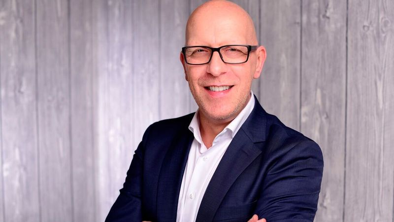 Jörg Kelling, Regional Director DACH bei Vinfast Europe: „In den nächsten zwölf Monaten wird sich Vinfast darauf konzentrieren, die betriebliche Effizienz zu steigern und eine solide Grundlage für schnelle Einführungen zu schaffen, wenn neue Modelle und Facelifts auf den Markt kommen. Wir werden unser Kundenversprechen von erschwinglichen Preisen, hochwertigen Produkten und unübertroffenen Garantien – von bis zu zehn Jahren oder 260.000 km für die Fahrzeuge und unbegrenzten Kilometern für die Hochvolt-Batterie – weiter stärken. Unsere europäischen Aktivitäten sind nun an das globale Händlermodell angepasst. Vinfast wird weiterhin Ressourcen und Prozesse optimieren, um das bestmögliche Kundenerlebnis zu bieten. Wir arbeiten weiterhin mit etablierten, vertrauenswürdigen Lieferanten in ganz Deutschland zusammen und erweitern unser aktuelles Service- und Lade-Netzwerk, um Zuverlässigkeit an jedem Kontaktpunkt zu gewährleisten. Diese Phase der Konsolidierung und Effizienzsteigerung wird die langfristige Präsenz von Vinfast in Europa festigen und uns auf eine spannende Reise vorbereiten, die mit einer Reihe von Markteinführungen beginnt, die unser europäisches Angebot erweitern werden.“    (Bild: Vinfast)