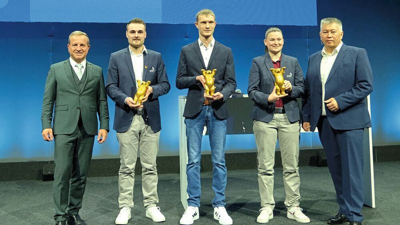 ZDK-Prasident Thomas Peckruhn (l.) übergab den neu geschaffenen Nachwuch-Talentpreis an (v.l.) Johannes Renner, Hannes Wirsing und Miriam Dickmann. BIV-Vorstand Jeffrey Kilian gratulierte ebenfalls. (Bild: Zietz – VCG)