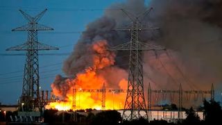 So sieht es seit gestern Abend auf einem Stück Gelände der Salzgitter AG aus. Was hier brennt, ist ein Schrotthaufen, dessen Löschung sich noch immer hinzieht. Die Bevölkerung ist gewarnt ... (Bild: dpa / M. Bein)