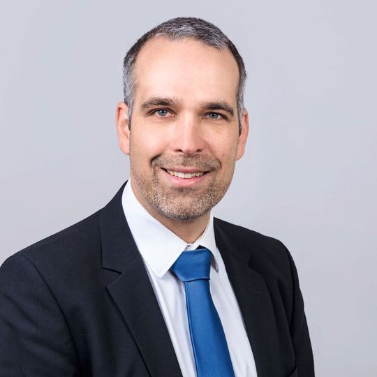 Dr.-Ing. Ingomar Schubert, Leiter Geschäftsbereich Lastaufnahmemittel: „Da die Steuerungstechnik nur einen minimalen ,Footprint‘ aufweist, erzielen wir maximale Energiedichte auf kleinstem Raum und es verbleibt hinreichend Platz, weitere Energiespeicher einzusetzen.“ (Bild:  Mias)