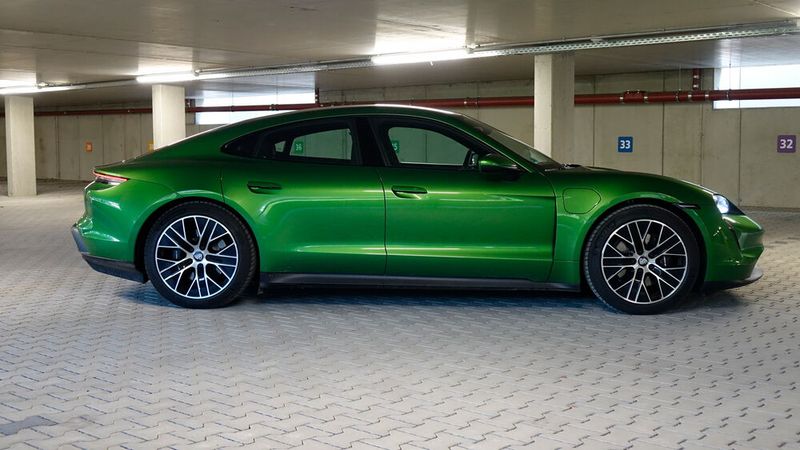 Auch im Profil macht der Taycan einen guten Eindruck. Dabei erinnert die Silhouette an das ikonische 911er–Design, wenngleich der Taycan deutlich länger, breiter und höher ist.  (Bild: Schreiner – VCG)