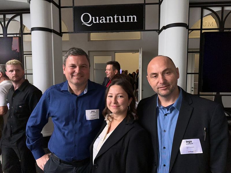 Mihriban Dincel (IT-BUSINESS) mit Jens Richter-Bahnen und Ingo Stollenwerk (r., api) (Bild: Vogel IT-Medien GmbH)