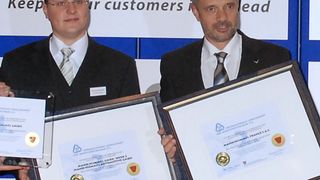 Markus Hanselmann (links) und Wolfgang Cedzich von Mann + Hummel nahmen die SPE-Awards für „Anwendungen unter der Motorhaube“ entgegen. (Archiv: Vogel Business Media)