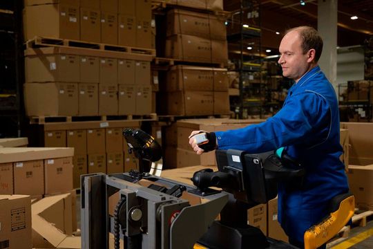 Die Mitarbeiter müssen sich beim Scannen oft auf unterschiedlichen Fahrzeugen bewegen.(Bild:  Proglove)