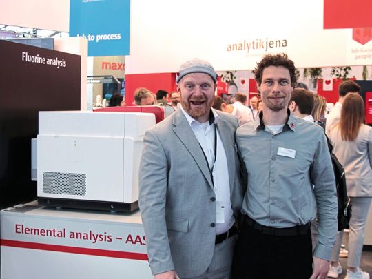 Stefan Jezierski- Räcke (l.) und Holger Sievers treiben bei Analytik Jena u.a. die PFAS-Analytik mit großem Einsatz voran.(Bild:  VCG – Lüttmann)
