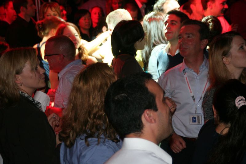 nutzten die Aussteller den Abend um sich mit Kollegen zu treffen und die ersten beiden Messetage bei Bier und Buffet und Musik Revue passieren zu lassen. (Bild: LaborPraxis)