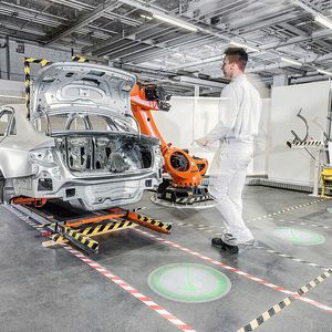 Schutzzäune braucht es nicht mehr, Laserscanner überwachen alle Bewegungen und gewähren eine sichere Zusammenarbeit.