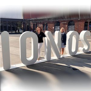 IONOS Summit 2023 „Level Up“: Lilli Kos und Stephanie Steen (IT-BUSINESS) sind bereit. (Bild: Vogel IT-Medien GmbH)