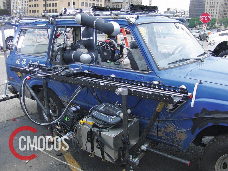 Fahrendes Kamerastudio: Beim Kinohit Transformers 4 ermöglicht der Leichtbauroboter kom- plexe Kamerabewegungen während der Stuntfahrt. (Bild: Wunderwerk)