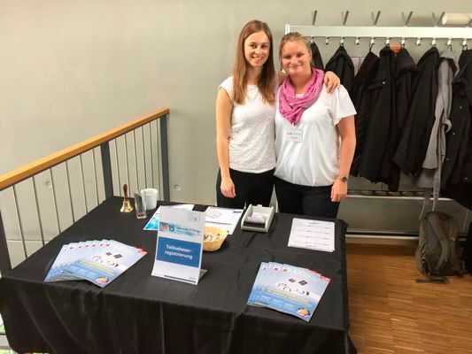 Gut organisiert wurde die IoT-Konferenz von den Event-Managerinnen Julia Karg (links) und Sarah Henig von Vogel Business Media. (Bild: Johann Wiesböck)