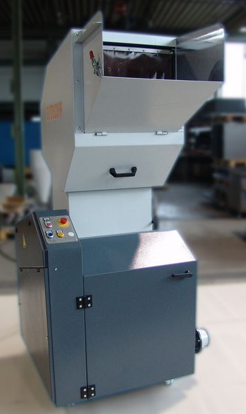 Für den Einsatz in der Blasformtechnik: Kompakte Getecha Schneidmühle RotoSchneider RS 2404-B für Durchsätze von 100 bis 160 kg/h. Sie kann voluminöse Rest- oder Fehlteile aus der Blasform-Produktion problemlos einziehen. (Bild: Getecha)