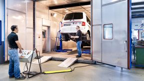Eine der Klimakammern am Standort Wülfrath bietet genug Platz für Vans und Transporter. (Bild: Witte Automotive)